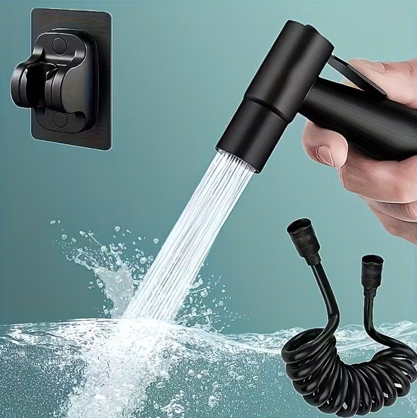 Hand houdt mat-zwarte bidetsproeier vast met stromend water